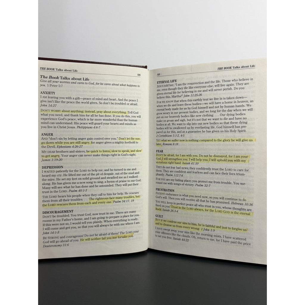 The Book Holy Bible New Living Translation NLT 1999 Tyndale House Red Hardcover