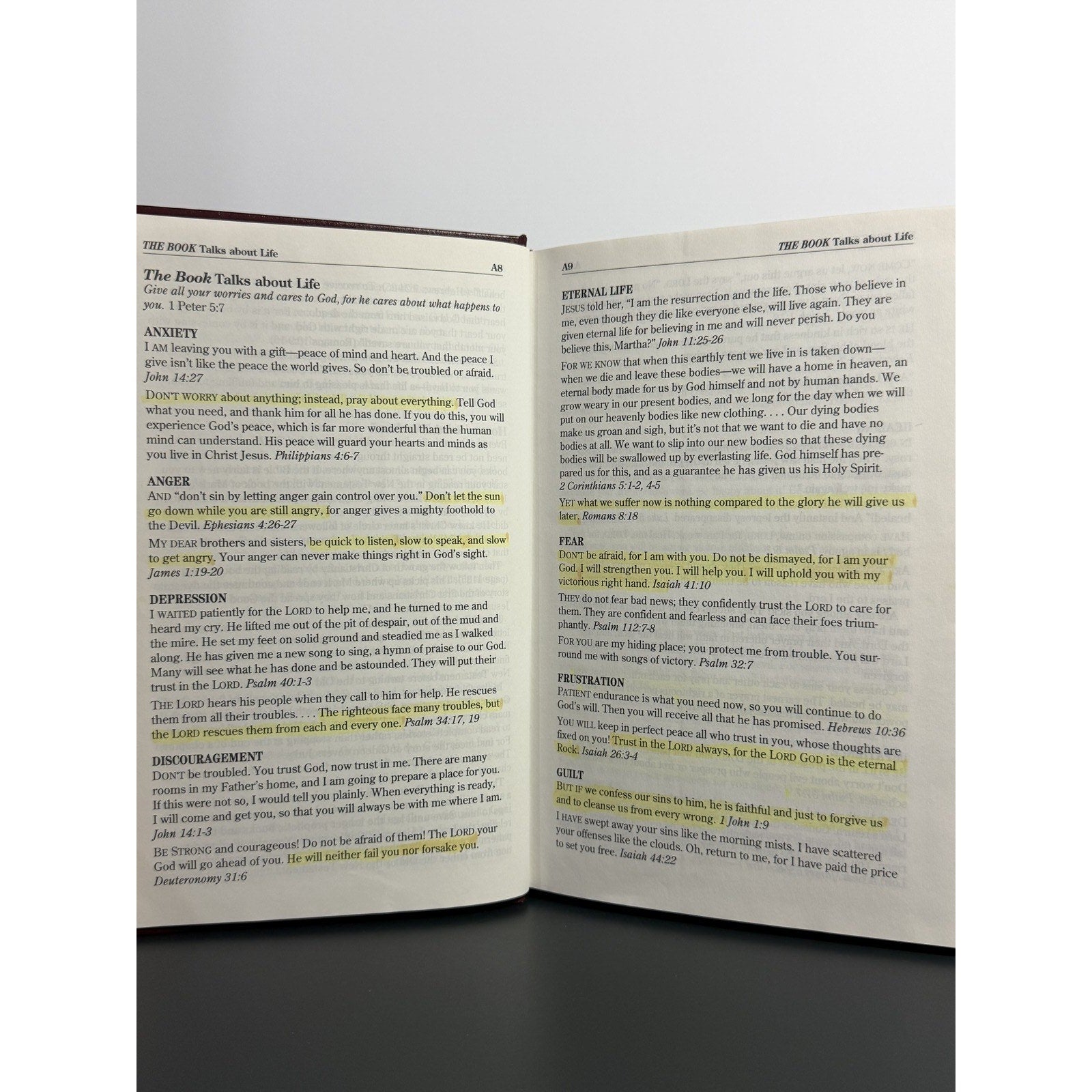 The Book Holy Bible New Living Translation NLT 1999 Tyndale House Red Hardcover